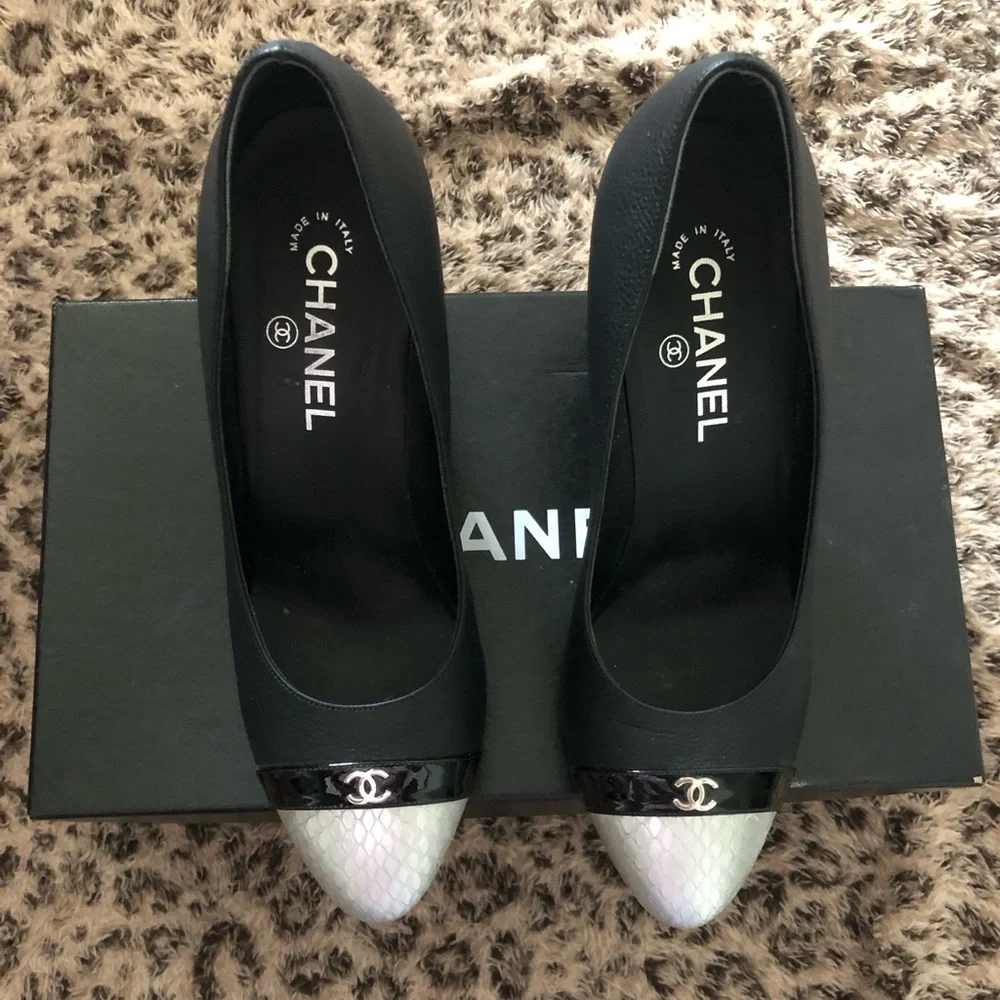 2019 Interlocking CC Logo Chanel Leather Pumps - Picture 7 of 13